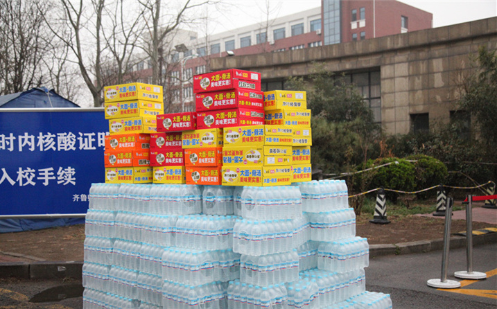 2月25日，山東金格瑞機(jī)械有限公司派代表來(lái)到齊魯師范學(xué)院捐贈(zèng)防疫物資，保障校園防疫物品備足備齊，助力學(xué)校的疫情防控工作。