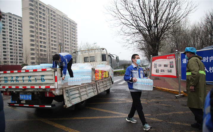 2月25日，山東金格瑞機(jī)械有限公司派代表來(lái)到齊魯師范學(xué)院捐贈(zèng)防疫物資，保障校園防疫物品備足備齊，助力學(xué)校的疫情防控工作。