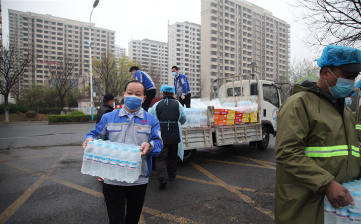 2月25日，山東金格瑞機(jī)械有限公司派代表來(lái)到齊魯師范學(xué)院捐贈(zèng)防疫物資，保障校園防疫物品備足備齊，助力學(xué)校的疫情防控工作。